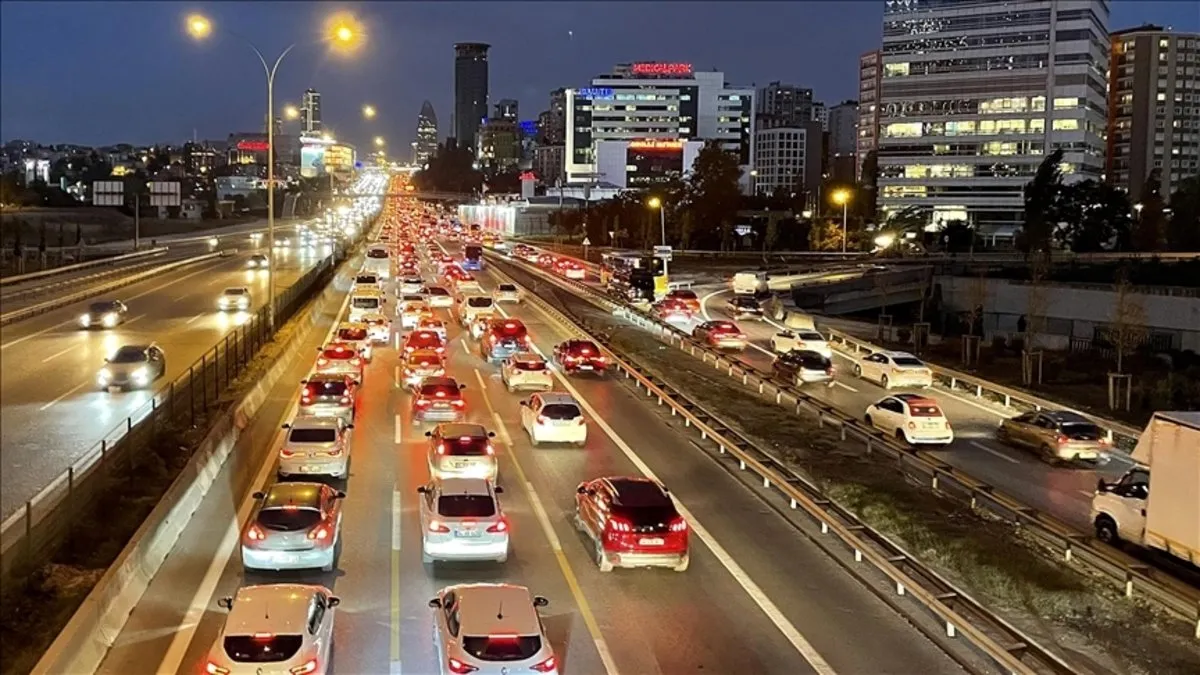 İstanbul'da trafik yoğunluğu yüzde 76'ya ulaştı