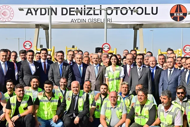 aydin-denizli-otoyolunda-3-gunde-22-bin-arac-gecti-1729424138674.jpeg
