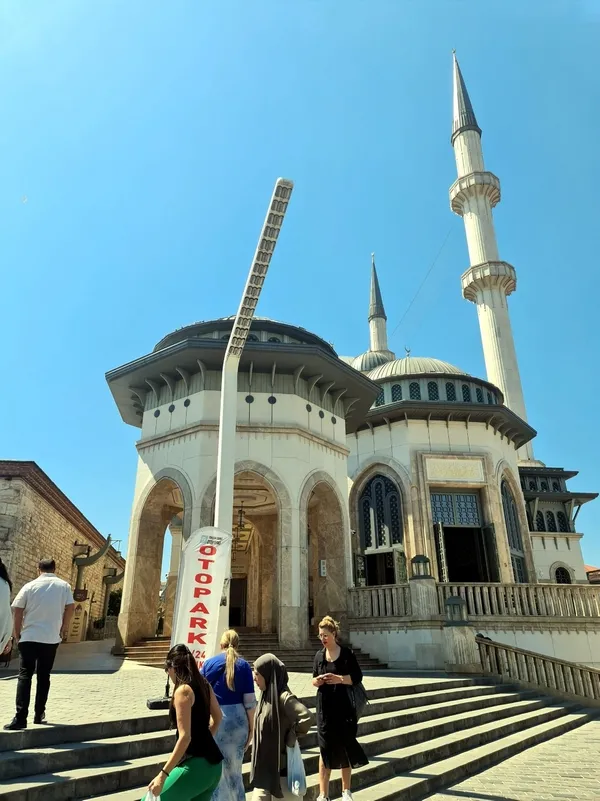 taksim-camii-3-yildir-taksim-meydaninin-simgesi-oldu-kirik-dokuk-mescitten-devasa-camiye-kavustuk-1717169347467.jpg