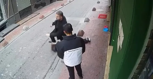 istanbulda-guvenlik-gorevlisi-alkollu-adami-olduresiye-darp-etti-polise-gidip-adam-dovdum-dedi-1764410256767.jpeg