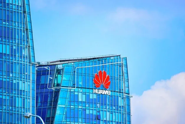 HUAWEİ'DEN OTONOM ARAÇ MI GELİYOR?