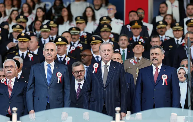 baskan-erdogan-yeni-mezun-polislere-seslendi-pusulaniz-vicdan-hedefiniz-adalet-olsun-1782412349681.jpeg Başkan Erdoğan yeni mezun polislere seslendi: Pusulanız vicdan, hedefiniz adalet olsun