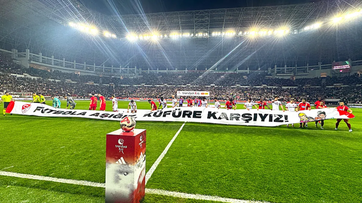 2. Lig Kırmızı Grup finalinin stadı belli oldu! 2. Lig Kırmızı Grup finalinin stadı belli oldu!