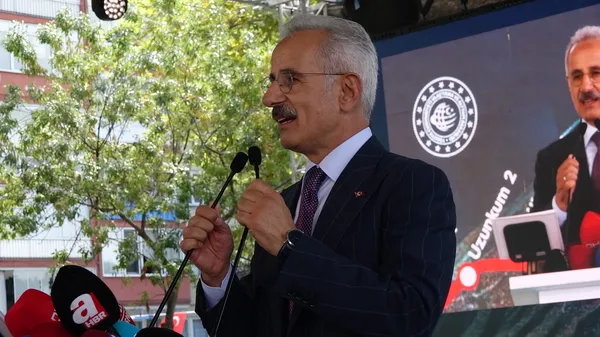 bakan-uraloglu-acikladi-trabzon-rayli-sistem-hatti-icin-tarihi-gun-temeli-atildi-1788269350206.jpg