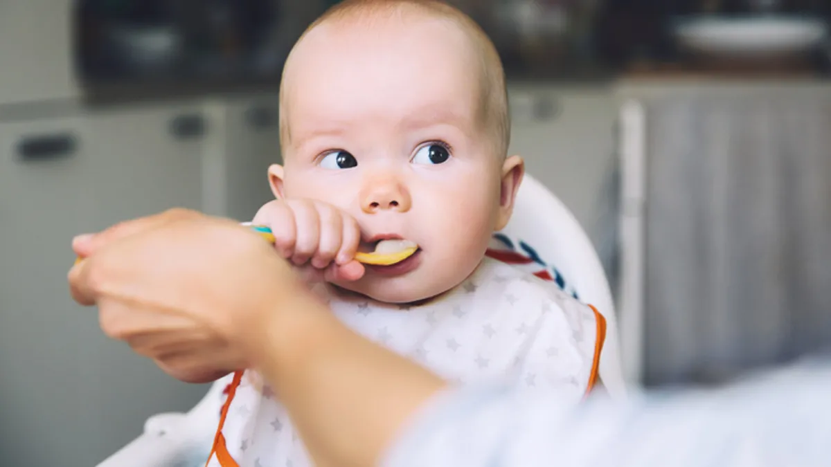 Bebeğiniz sofranıza bakıyorsa sebebi açlık değil! Bebeğiniz sofranıza bakıyorsa sebebi açlık değil!