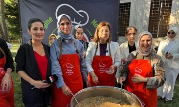 Genç KADEM Şehzade Camii’nde aşure dağıttı