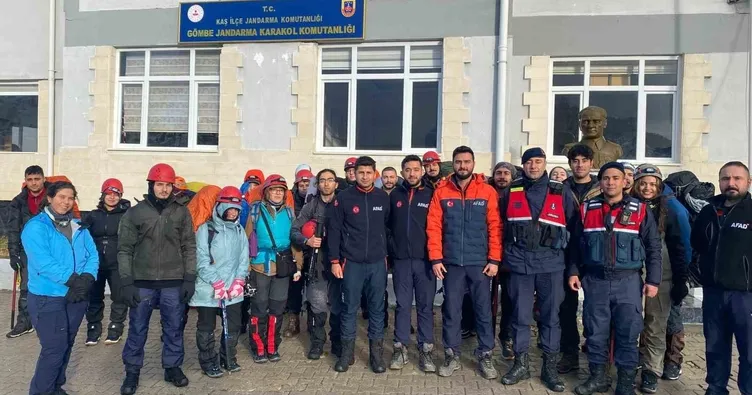 Dağda mahsur kalan 24 dağcı kurtarıldı