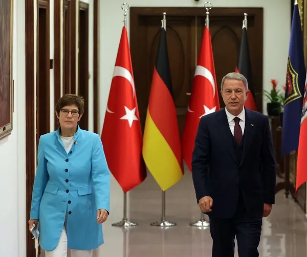 milli-savunma-bakani-hulusi-akar-alman-mevkidasinin-yuzune-karsi-soyledi-pkk-esittir-ypg-1623946286768.jpg