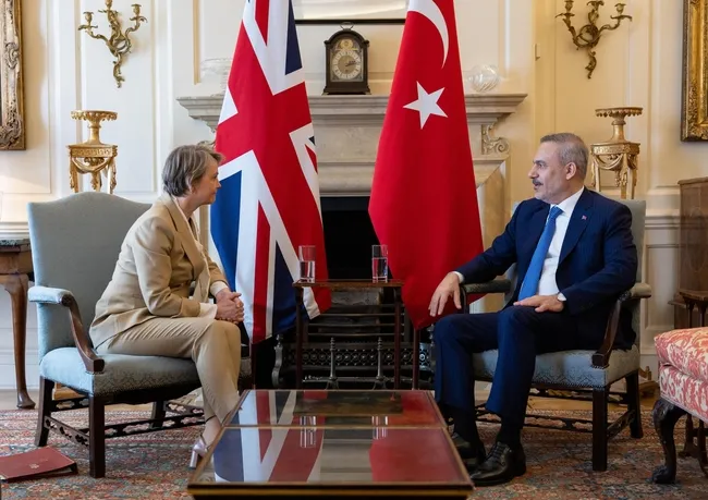 turkiye-ile-ingiltere-arasinda-stratejik-ortaklik-cerceve-anlasmasi-1776958219010.jpg Türkiye ile İngiltere arasında Stratejik Ortaklık Çerçeve Anlaşması!