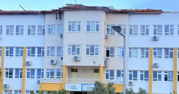 Fırtına otogar ve okulun çatısı uçtu