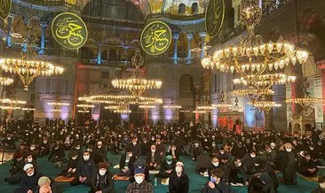 İl Başkanı Ayasofya’da namaza çağırdı! Binlerce genç sabah namazı için hazırlığa başladı