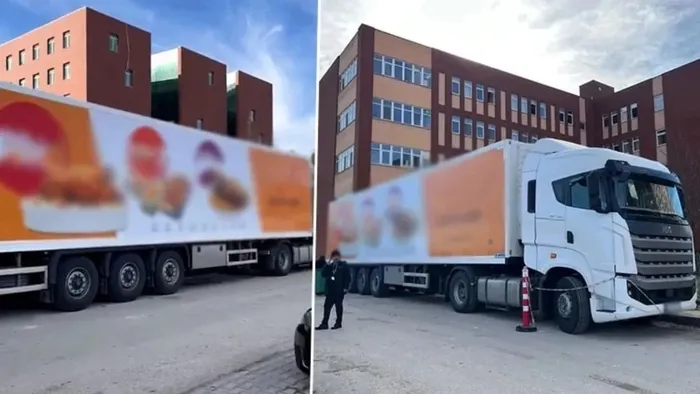 bolu-belediyesinden-buyuk-skandal-yangin-faciasinda-hayatini-kaybedenlerin-bedenlerini-tavuk-reklami-kapli-tir-1738136822128.jpeg Bolu Belediyesi'nden büyük skandal: Yangın faciasında hayatını kaybedenlerin bedenlerini tavuk reklamı kaplı TIR'a koydular