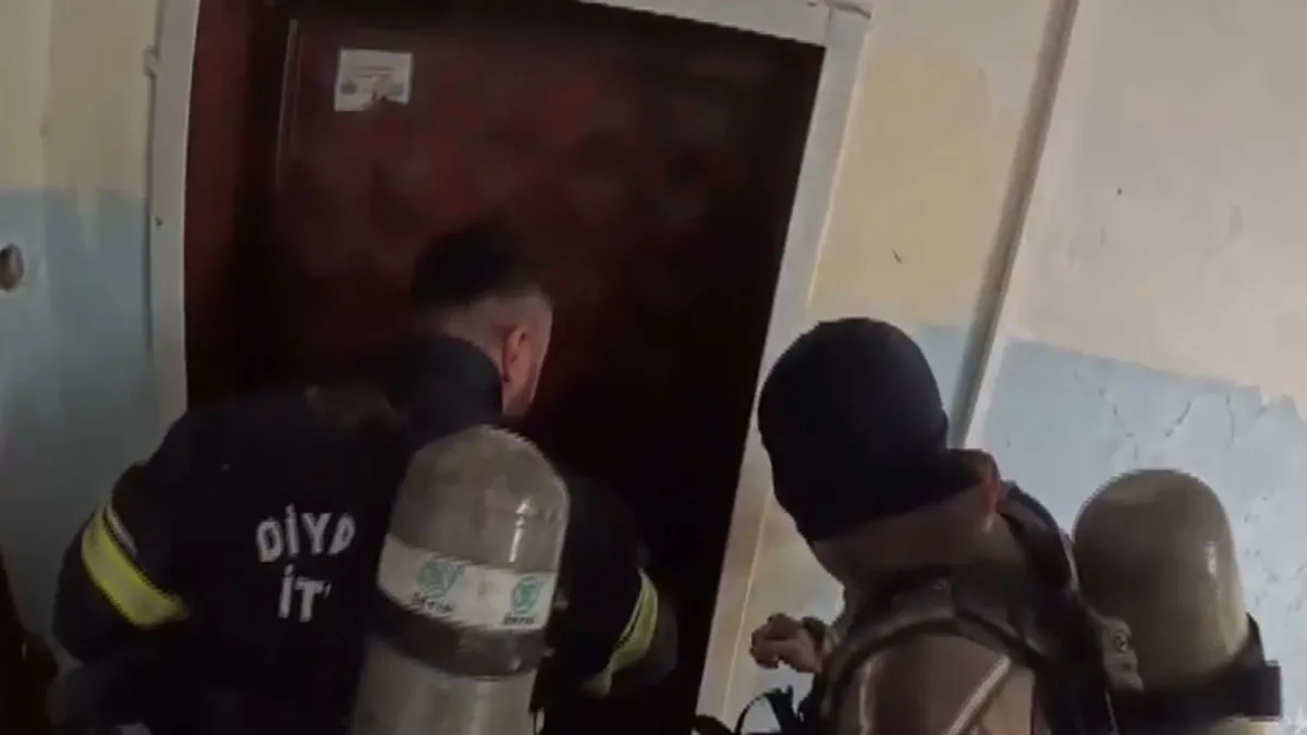 İtfaiye erlerinin ateşe verilen evi söndürme anları kask kamerasında İtfaiye erlerinin ateşe verilen evi söndürme anları kask kamerasında