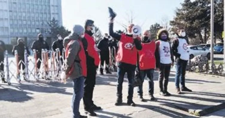Beledıye önünde botlu protesto
