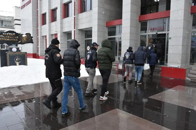 erzurum-merkezli-29-ilde-dev-dolandiricilik-operasyonu-56-zanli-tutuklandi-1770912358172.jpg