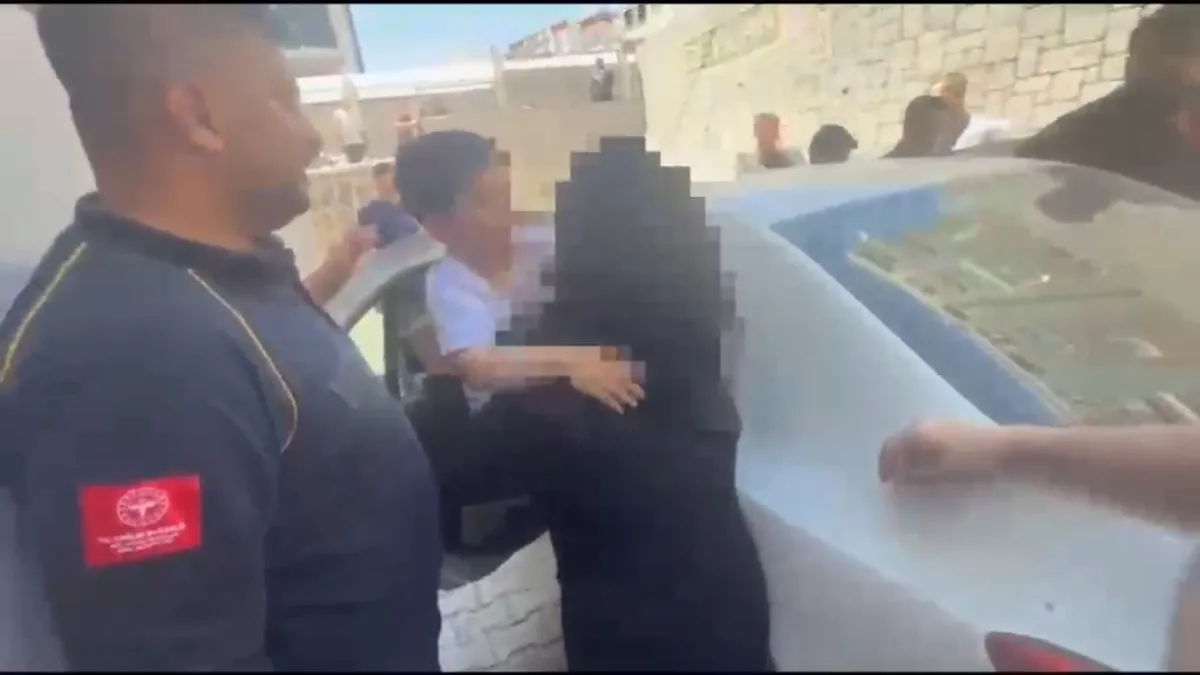 Şanlıurfa'da bir otomobilin bagajından çıkan 5 yaşındaki çocuk.