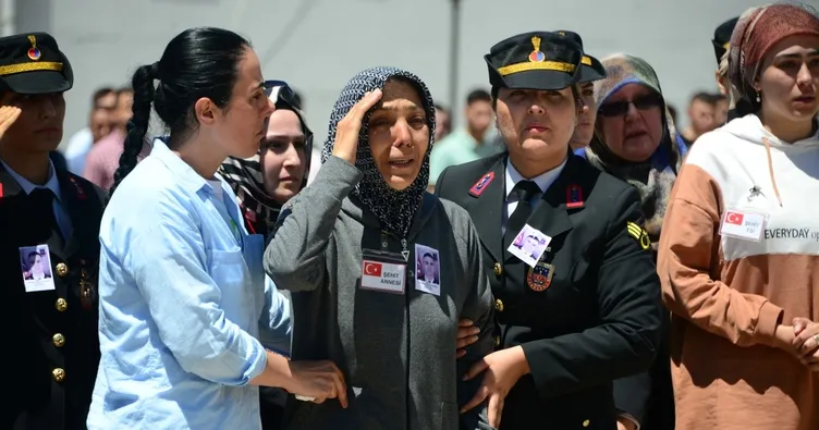 Şehit oğlunu asker selamıyla uğurladı