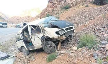 Minibüs devrildi 2 işçi can verdi