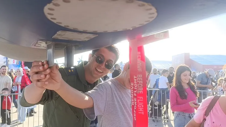 TEKNOFEST’te duygulandıran anlar: Görme engelli ikiz kardeşlerin F16 hayali gerçek oldu