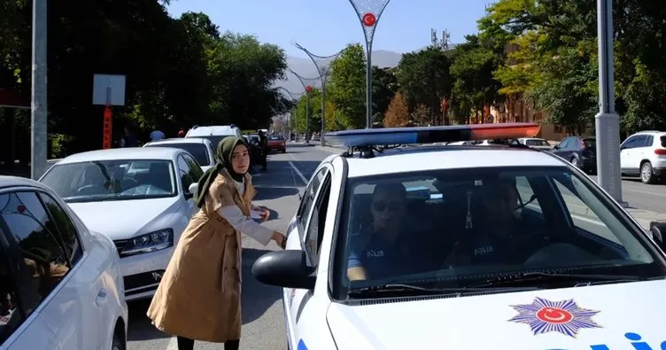 Erzincan’da KPSS Sınavına geç kalmakta olan öğrenciyi polis yetiştirdi