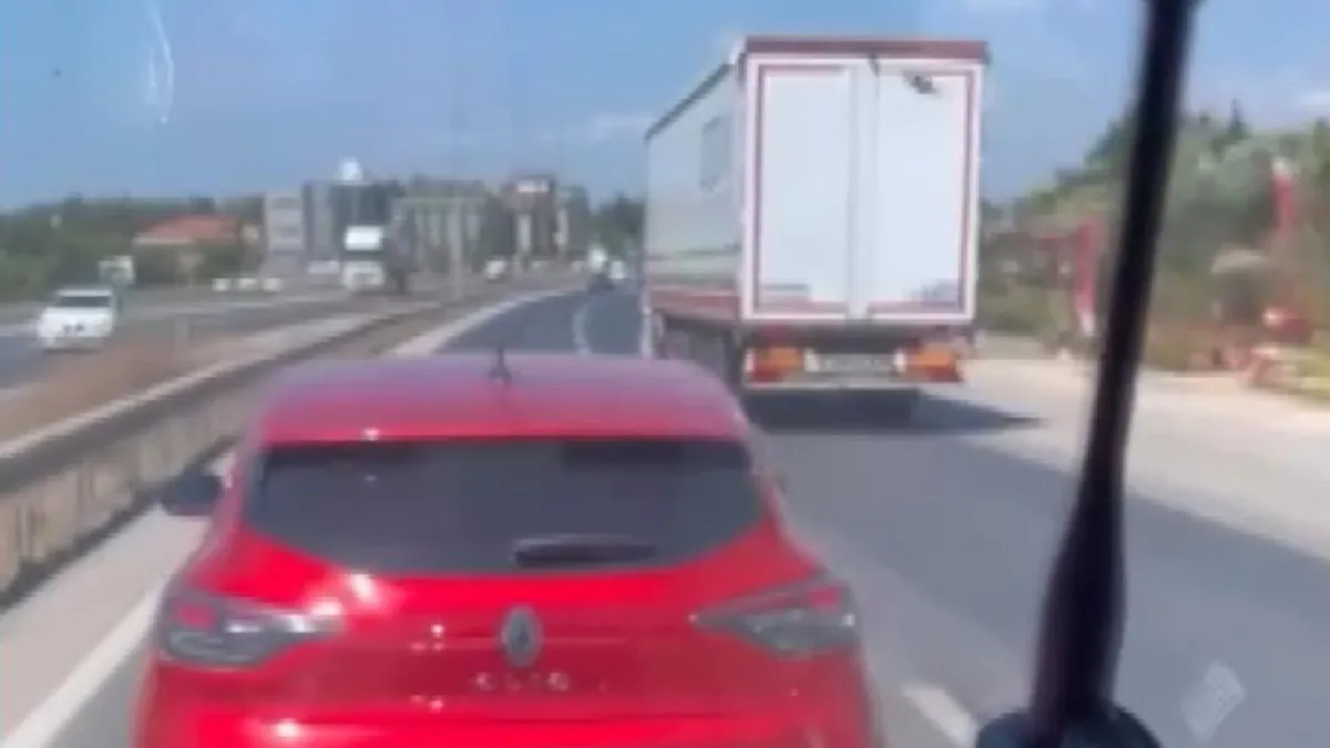 Silivri'de akılalmaz anlar kamerada: Vakaya giden ambulansa yol vermedi! Silivri'de akılalmaz anlar kamerada: Vakaya giden ambulansa yol vermedi!