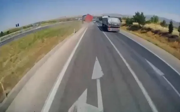 konyada-korkunc-kaza-freni-bosalan-tir-karsi-yone-gecerek-araclari-bicti-zincirleme-felaket-kameraya-boyle-yan-1786107989389.jpg