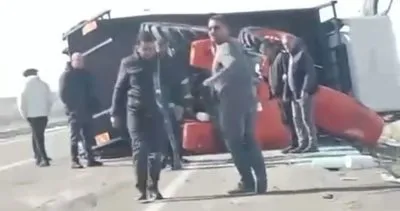 Niğde Sazlıca yolunda traktör taşıyan kamyonet devrildi #nigde