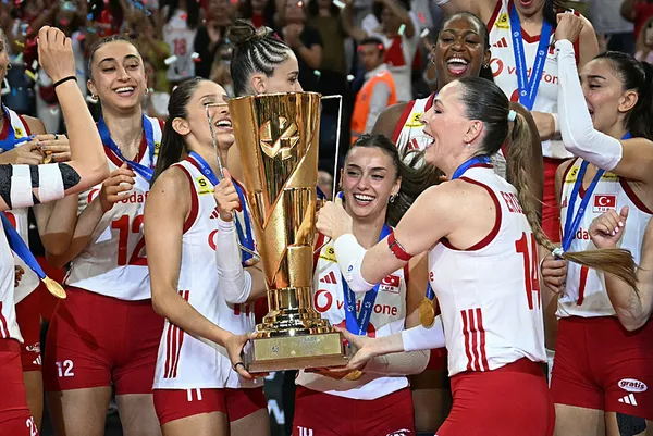 a-milli-kadin-voleybol-takimi-kupasini-kaldirdi-1788724419563.jpeg