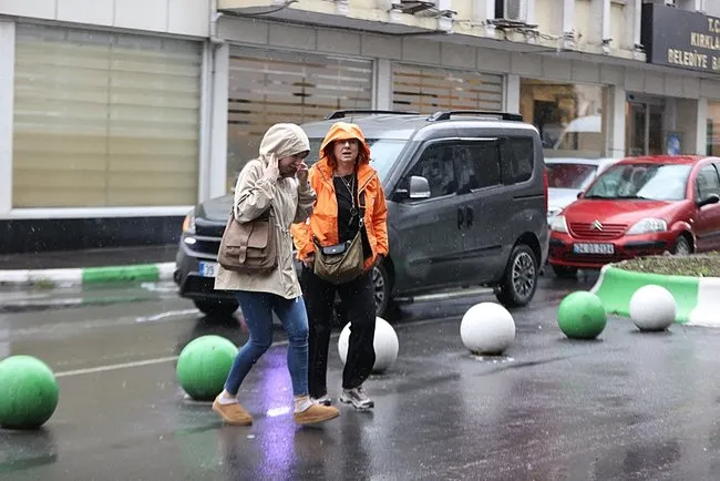 SON DAKİKA… Meteoroloji İstanbul dahil 8 il için alarm verdi! Yeni sağanak dalgası geliyor: O güne ve saate dikkat!