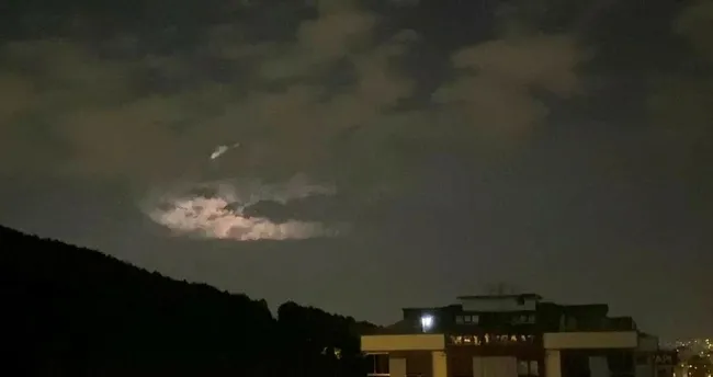 İstanbul’da ‘elektrik fırtınası’ gökyüzünü aydınlattı İstanbul’da ‘elektrik fırtınası’ gökyüzünü aydınlattı