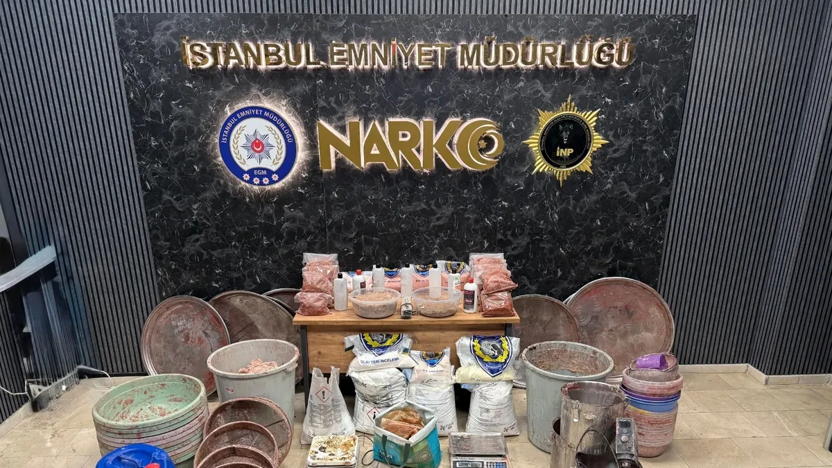 İstanbul'da polis operasyonunda ele geçirilen uyuşturucu ham maddeleri.