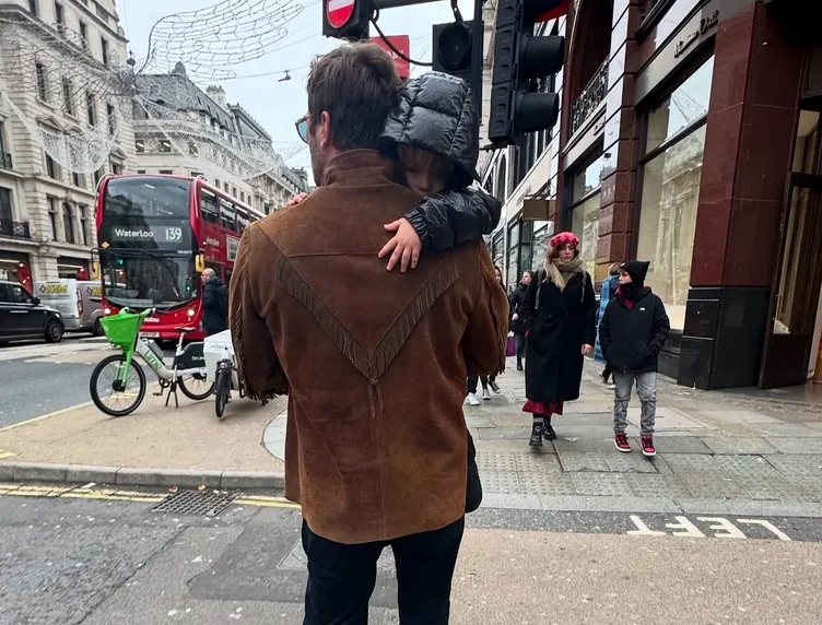 Başak Dizer’den sosyal medyayı sallayan Londra pozları! Kıvanç’ın babalığı bambaşka...