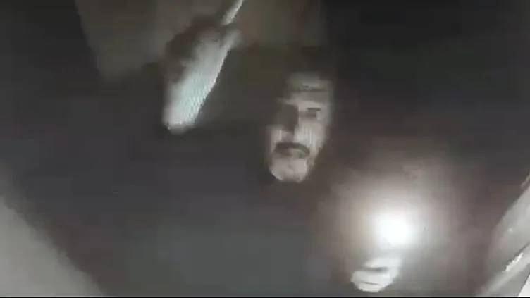 Zeytinburnu’nda komşu terörü: Kapıya mermi bırakıp, kamerayı parçaladı!