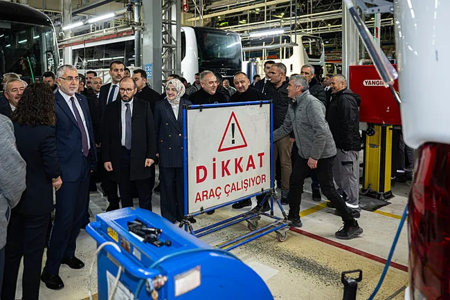 Bakan Işıkhan, ilk iftarını fabrika işçileriyle yaptı
