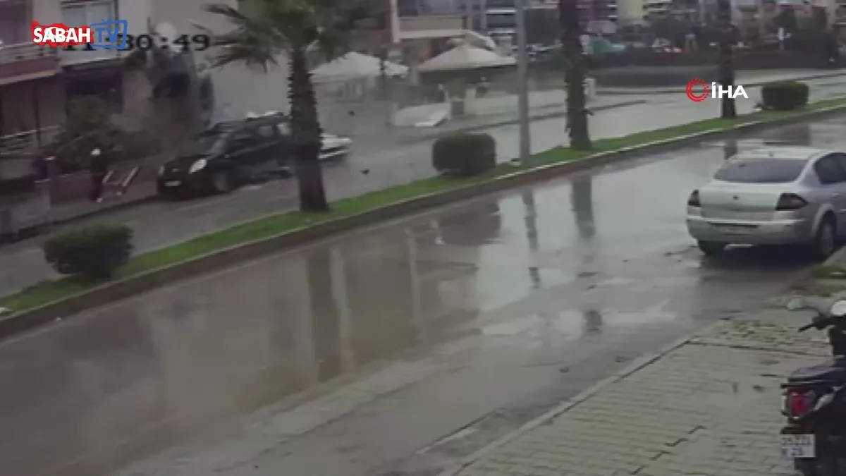 Otomobil apartman bahçesine uçtu: 6 kişi yaralandı! Feci kaza kamerada | Video videosunu izle Otomobil apartman bahçesine uçtu: 6 kişi yaralandı! Feci kaza kamerada | Video videosunu izle