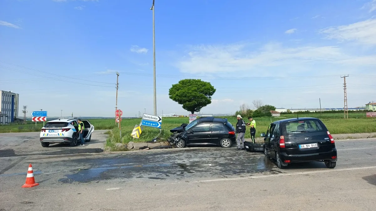 Yozgat'ta iki otomobilin karıştığı trafik kazasının ardından olay yerinden görüntü