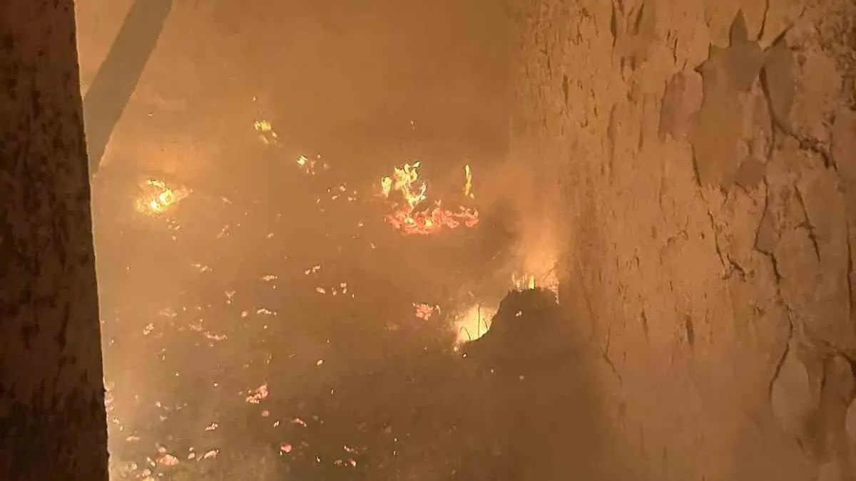 Gece yarısı yangın: 3 ev kullanılamaz hale geldi Gece yarısı yangın: 3 ev kullanılamaz hale geldi