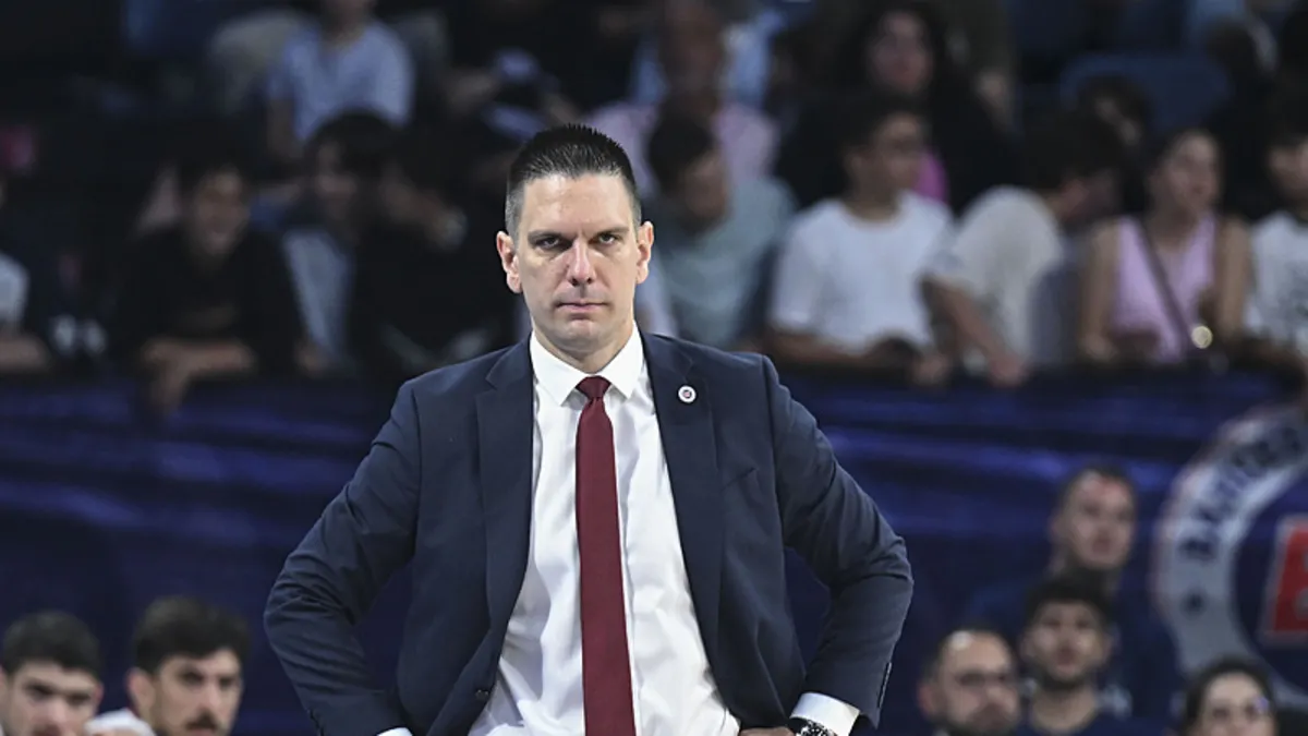Bahçeşehir Koleji basketbol takımını yöneten bir başantrenörün genel planı.