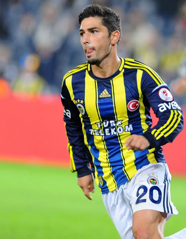 son-dakika-fenerbahce-ve-besiktasta-forma-giyen-sezer-ozturk-dehset-sacti-olu-ve-yaralilar-var-1632728423914.jpg