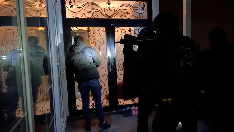 SON DAKİKA! Görüntüler ortaya çıktı! İşte Ahmet Özer’in gözaltına alındığı anlar