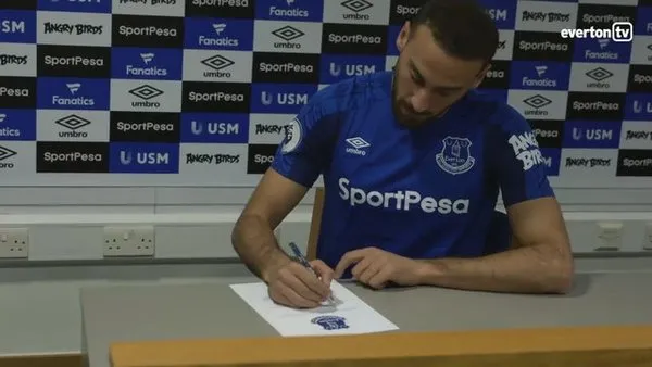 Everton'a imza atan Cenk Tosun'dan büyük fedakarlık