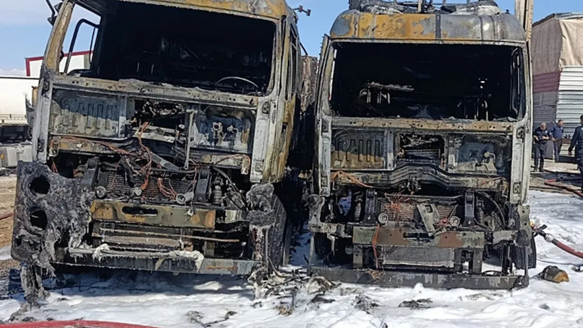 Mersin'de tır yangını: 2 araç küle döndü Mersin'de tır yangını: 2 araç küle döndü