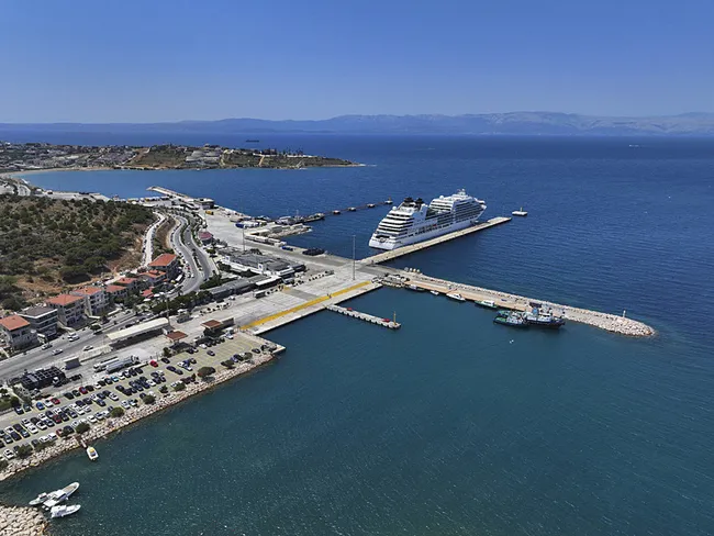 ak-parti-izmir-milletvekili-bursali-cesmeden-su-yerine-sorun-akiyor-1753535305031.jpeg