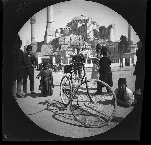 1891’de bisikletle dünya turu yapıp Türkiye’ye de uğradılar