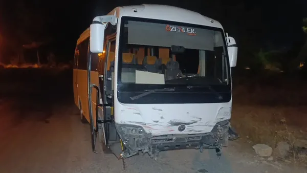 antalyada-feci-kaza-midibus-ile-otomobil-carpisti-yaralilar-var-1784110175165.jpg