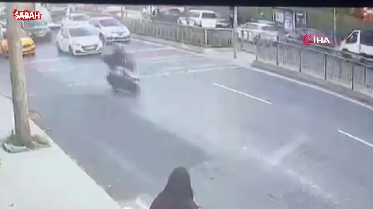 Küçükçekmece’de genç mühendisin hayatını kaybettiği kazanın güvenlik kamerası görüntüleri ortaya çıktı | Video videosunu izle Küçükçekmece’de genç mühendisin hayatını kaybettiği kazanın güvenlik kamerası görüntüleri ortaya çıktı | Video videosunu izle
