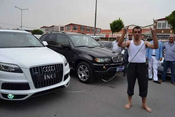 Serçe parmağıyla 8 otomobili çekti