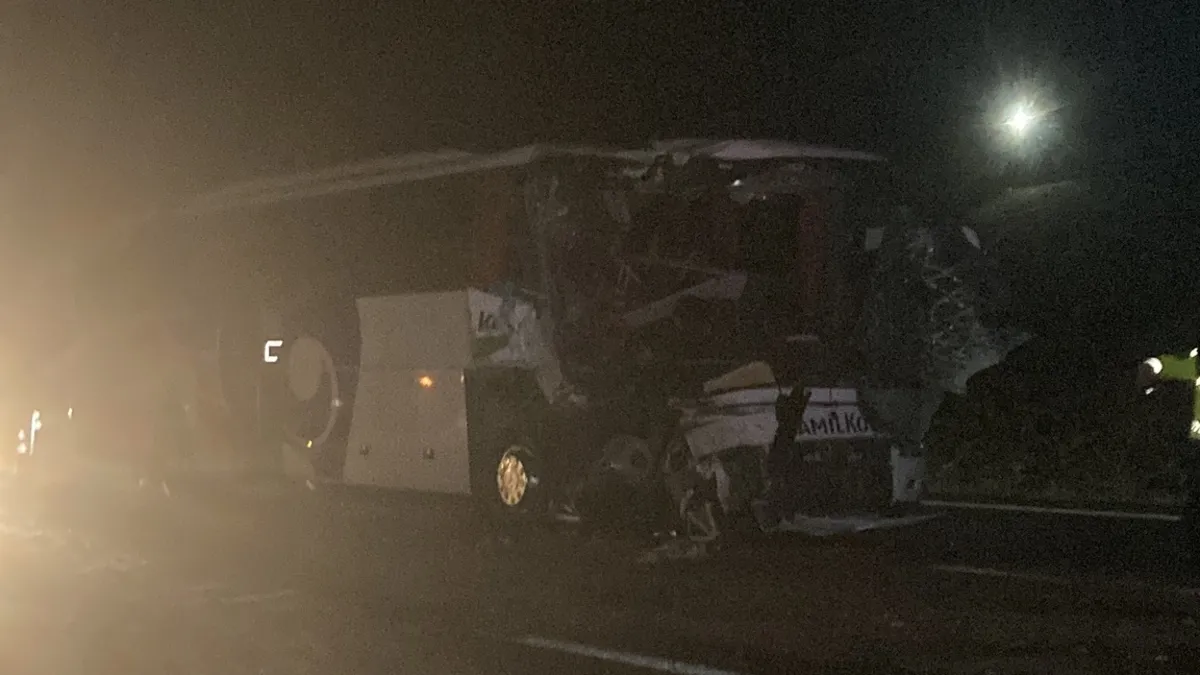 Ankara’da feci kaza: Yolcu otobüsü TIR’a çarptı! 1 ölü, 15 yaralı Ankara’da feci kaza: Yolcu otobüsü TIR’a çarptı! 1 ölü, 15 yaralı