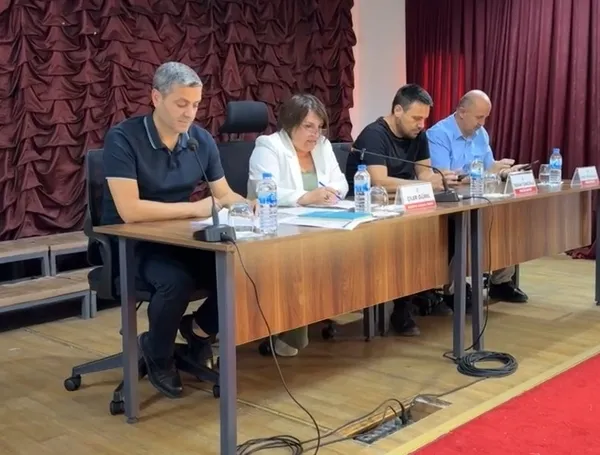 chpde-kufur-skandali-bitmiyor-acik-kalan-mikrofon-chplilerin-gercek-yuzunu-ele-verdi-1780661658321.jpg
