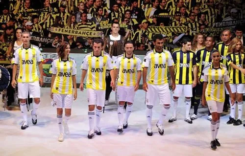İşte Fenerbahçe yeni formalarını tanıttı